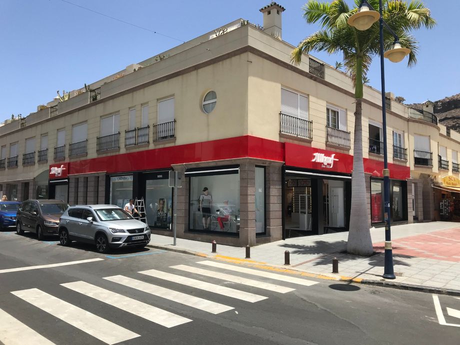 Carteles en Canarias
Rotulación integral de fachada, con recubrimiento de Dibon Aluminio rojo montado sobre estructuras de hierro tratado, dos letreros corpóreos de 3 mts, iluminados interiormente con tiras de led luz fría. Orlas de Dibon negro alrededor de escaparates y entradas. 